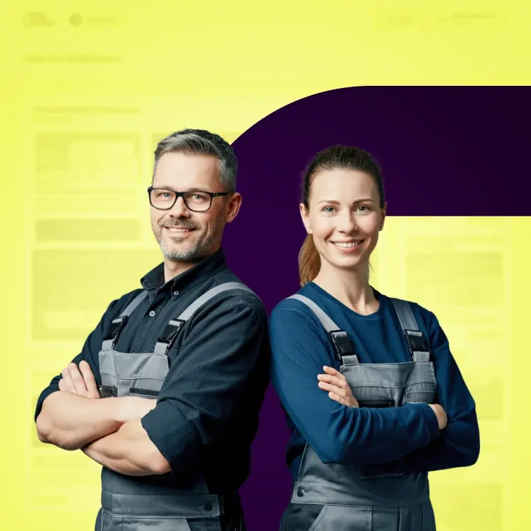 Zwei Handwerker lächeln in die Kamera Zwei Handwerker lächeln in die Kamera